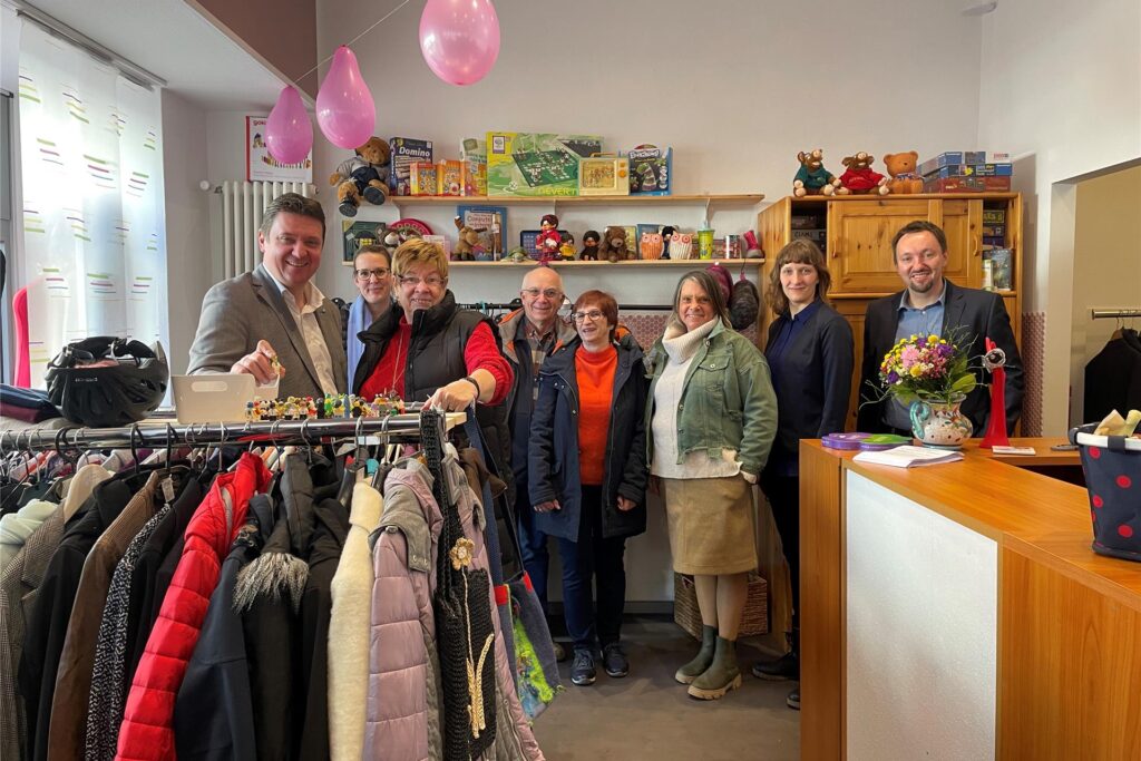 Zur Eröffnung des Second-Hand-Ladens von Linda Kleist und Heike Neumann gratulierten Mitte Februar Bürgermeister Rajko Kravanja, das Innenstadtmanagement und die Vermieter des Ladens. Zur Eröffnung des Second-Hand-Ladens von Linda Kleist und Heike Neumann gratulierten Mitte Februar Bürgermeister Rajko Kravanja, das Innenstadtmanagement und die Vermieter des Ladens.