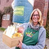 Mechthild Tenthoff mit dem ersten Spargel des Jahres vor ihrem Hofladen an der Esseler Straße in Recklinghausen.