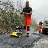 Ein Straßenbau-Trupp des EUV macht die Straße Am Bennertor in Castrop wieder befahrbar. Mit Heißasphalt aus Ickern.