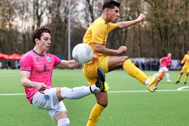 Nach dem 2:2 beim DSC Wanne treten Robin Franke (l) und sein SV Wacker Obercastrop daheim gegen YEG Hassel an.