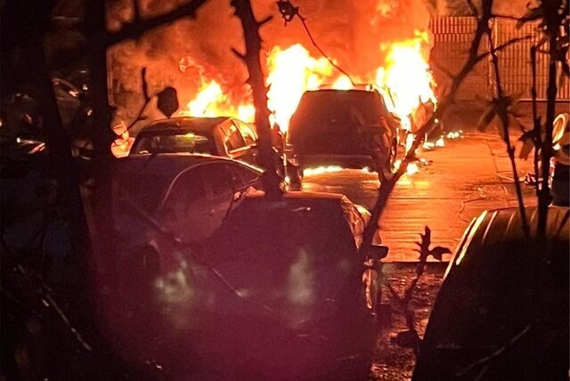 Von sieben Autos, die in Flammen standen, brannten zwei komplett aus.