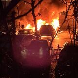 Von sieben Autos, die in Flammen standen, brannten zwei komplett aus.