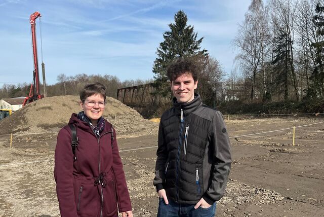 In dem abgesteckten Baufeld im Baugebiet Mariengärten wird das Reihenendhaus von Jana und Sebastian Bange gebaut.