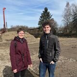 In dem abgesteckten Baufeld im Baugebiet Mariengärten wird das Reihenendhaus von Jana und Sebastian Bange gebaut.