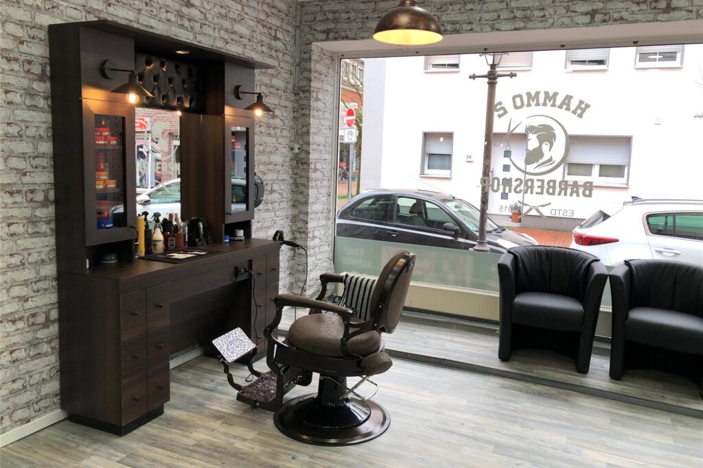 Ein weiterer Stuhl am Fenster des Barbershops Ein weiterer Stuhl am Fenster des Barbershops