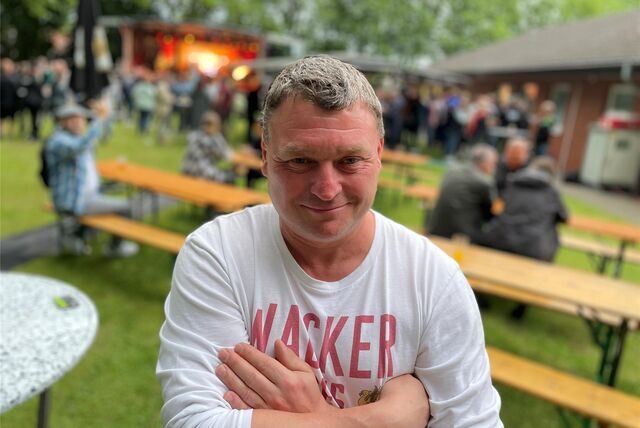 Elmar Bök auf dem Festivalgelände des SV Wacker Obercastrop beim Eriner Beben 2022.
