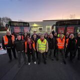 Busfahrer stehe vor ihren Bussen. Sie streiken.