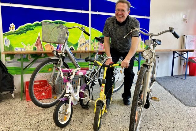 Laden-Leiter Peter Hirsch mit Roller und Fahrrädern