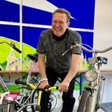 Laden-Leiter Peter Hirsch mit Roller und Fahrrädern