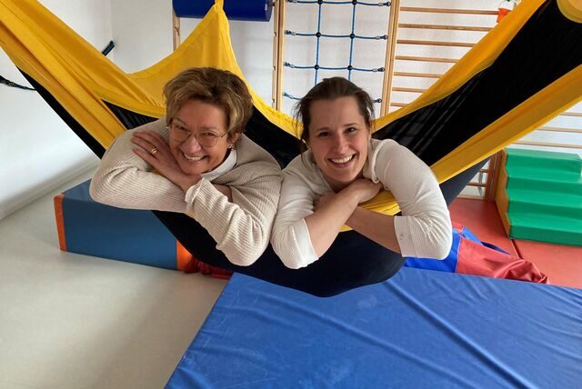 Die Leiterinnen Renate Kovacs (Familienzentrum) und Carolin Pukallus (Heilpädagogisches Zentrum) im neuen Sport- und Bewegungsraum der Kita.