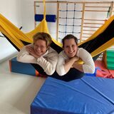 Die Leiterinnen Renate Kovacs (Familienzentrum) und Carolin Pukallus (Heilpädagogisches Zentrum) im neuen Sport- und Bewegungsraum der Kita.