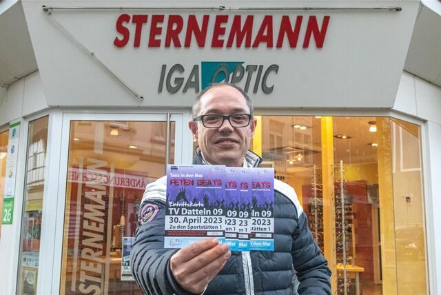 TV09-Geschäftsführer Claas Müller zeigt Karten für den Tanz in den Mai.