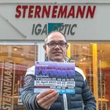 TV09-Geschäftsführer Claas Müller zeigt Karten für den Tanz in den Mai.