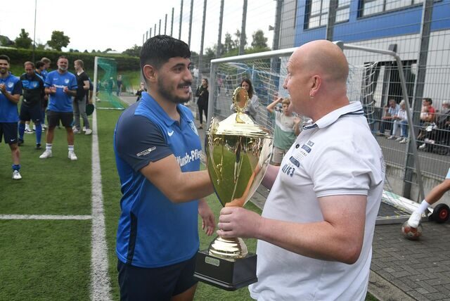 Im Juli 2022 bekam Alihan Kurgan (l) vom FC Frohlinde von Carsten Cwik vom Stadtsportverband (SSV) den Stadtmeister-Pokal überreicht. Damals wurde in Frohlinde gespielt.