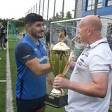 Im Juli 2022 bekam Alihan Kurgan (l) vom FC Frohlinde von Carsten Cwik vom Stadtsportverband (SSV) den Stadtmeister-Pokal überreicht. Damals wurde in Frohlinde gespielt.