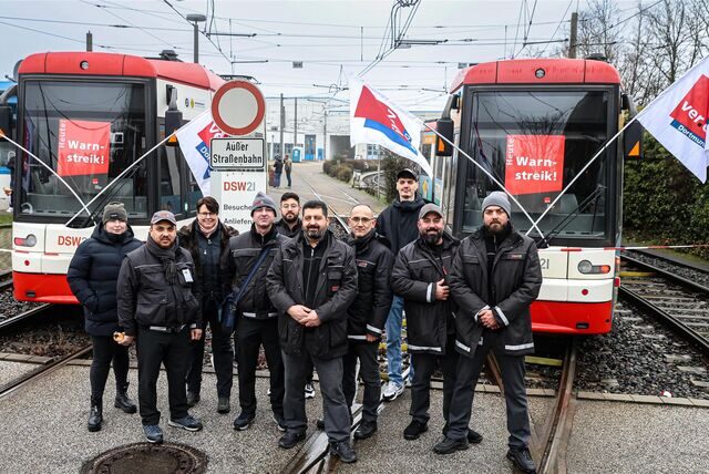 Streikende Stadtbahnfahrer vor ihren Wagen