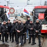 Streikende Stadtbahnfahrer vor ihren Wagen
