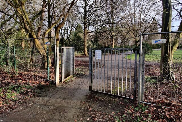 Ein Tor steht offen zum Friedhof in Habinghorst.