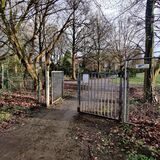 Ein Tor steht offen zum Friedhof in Habinghorst.