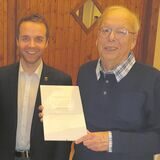 Bernhard Heckmann und Bürgermeister Marcel Mittelbach mit Norbert Frey.