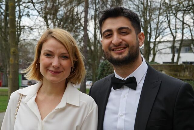 Julia Graner und Enes Akay vor dem DAttelner Rathaus.
