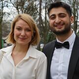 Julia Graner und Enes Akay vor dem DAttelner Rathaus.