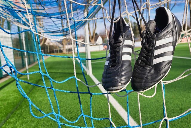 Ungenutzt beiben die Fußballschuhe der Kicker von Wacker Obercastrop II. Ihr Spiel gegen den BV Herne-Süd II fällt aus.