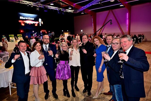 Feierten mit: Oliver Bischof, Stephanie Seyer-Brügemann, Andreas Seyer, Jana Emmrich, Heike Bischof-Claßen, Michael Emmrich, Elena Becker, Alexander Becker, Peter Westphal, Frank Cyrus.