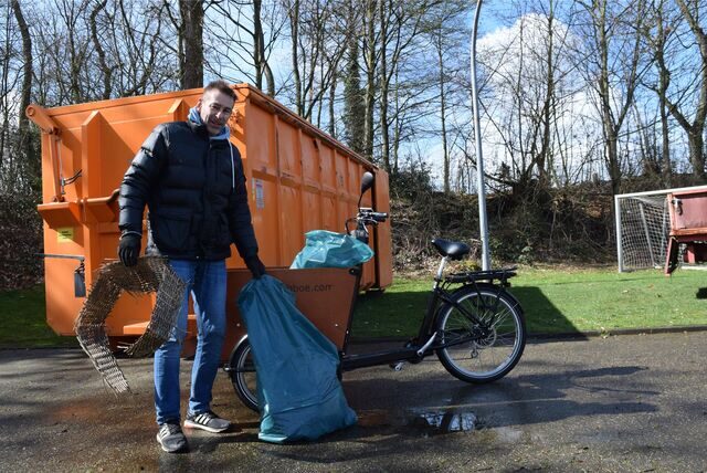 Ein Mann steht mit einem Fahrrad vor einem Müllcontainer in Oer-Erkenschwick.