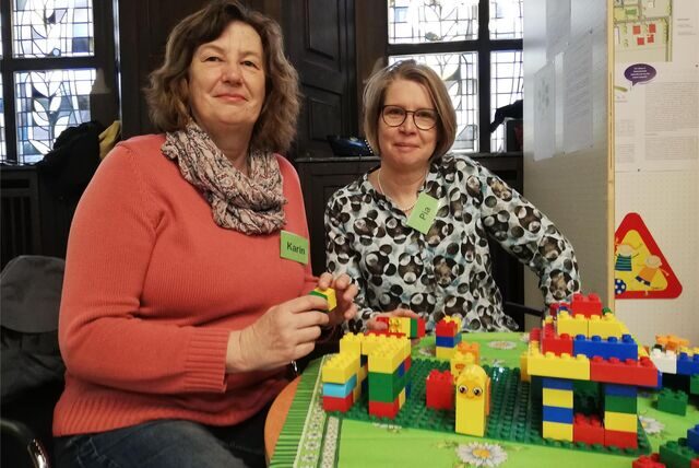 Karin Neuhaus (l.) und Pia Grasbon vom Verein „Re-Wir“, der sich für Mehrgenerationenwohnen im Nordviertel einsetzt, bei der Messe „Wohnen, Leben, Arbeiten“ im Rathaus