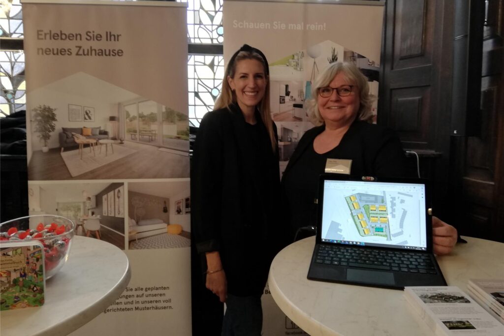 Kerstin Kück (l.) und Elke Pütz stellten am Messestand den Wohnpark „Im Westviertel“ vor. Kerstin Kück (l.) und Elke Pütz stellten am Messestand den Wohnpark „Im Westviertel“ vor.