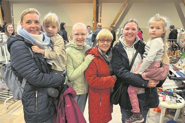 Carolin Schaffrinna (li.) mit Tochter Ella, Schwester Christin samt ihrer Kinder Sophie und Johanna und Mama Marion Borghoff waren auf Oster-Deko aus.