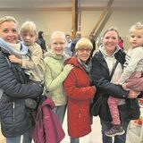 Carolin Schaffrinna (li.) mit Tochter Ella, Schwester Christin samt ihrer Kinder Sophie und Johanna und Mama Marion Borghoff waren auf Oster-Deko aus.