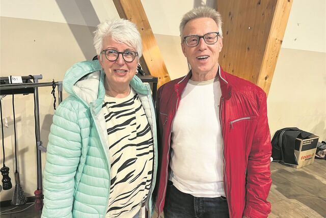 Rieke Koch und Uwe Elwing schauten sich an den Ständen um. Ihnen gefiel das bunte Angebot