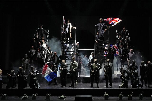 Eine von vielen düsteren Szenen bei „Billy Budd“ in Gelsenkirchen: Die Mannschaft um Kapitän Vere (Martin Homrich, oben rechts mit Fahne) ist bereit zum Angriff auf ein Kriegsschiff der Franzosen.