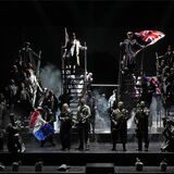 Eine von vielen düsteren Szenen bei „Billy Budd“ in Gelsenkirchen: Die Mannschaft um Kapitän Vere (Martin Homrich, oben rechts mit Fahne) ist bereit zum Angriff auf ein Kriegsschiff der Franzosen.