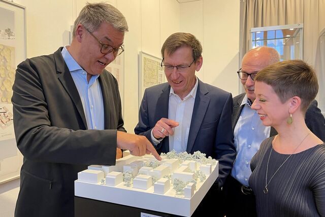 Oberbürgermeister Thomas Westphal begutachtet am Sonntag (26.3.) gemeinsam mit Gerald Darkow (bpd Immobilienentwicklung GmbH), Dr. Karl Lauschke (Vorsitzender Freunde des Hoesch-Museums e.V.) und Isolde Parussel (Leiterin des Hoesch-Museums) das erste Modell für das neue „Karlsquartier“ in der Dortmunder Nordstadt.