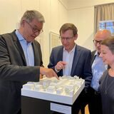 Oberbürgermeister Thomas Westphal begutachtet am Sonntag (26.3.) gemeinsam mit Gerald Darkow (bpd Immobilienentwicklung GmbH), Dr. Karl Lauschke (Vorsitzender Freunde des Hoesch-Museums e.V.) und Isolde Parussel (Leiterin des Hoesch-Museums) das erste Modell für das neue „Karlsquartier“ in der Dortmunder Nordstadt.