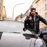 Der Dortmunder Lotto-Millionär Kürsat „Chico“ Yildirim mit einem seiner Luxuswagen