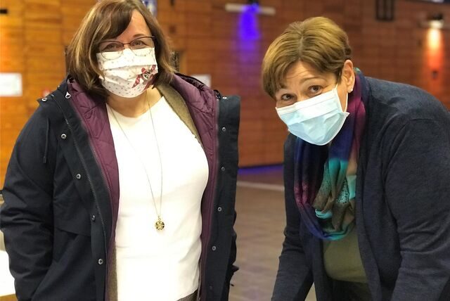 Gaby Schulte (r.), hier mit Sylvia Dammann bei der ersten Ratssitzung nach Ausbruch der Corona-Pandemie, leitet als Ratsmitglied der SPD den „Bürgerausschuss“.