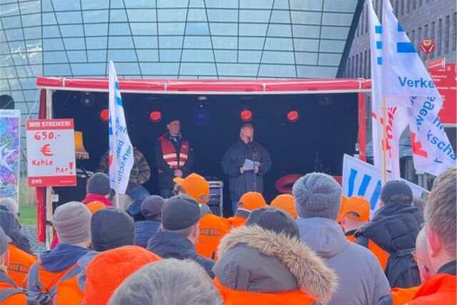Lokführer Karsten Ulrichs hat bei der Demo der EVG gesprochen.