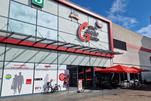 Ein Gebäude mit verglaster Front. An ihr hängt das Logo der „StadtGalerie Datteln“.