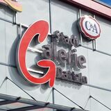Ein Gebäude mit verglaster Front. An ihr hängt das Logo der „StadtGalerie Datteln“.
