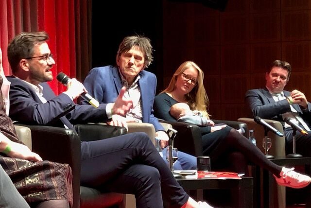 23.10.2021: Die SPD feiert in der Stadthalle Castrop-Rauxel ihren 75. Geburtstag. Daniel Molloisch und Katrin Lasser-Moryson rahmen Landeschef Thomas Kutschaty mit Lisa Kapteinat und Bürgermeister Rajko Kravanja ein (neben Kutschaty Moderator Martin Kaysh).