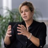 Ministerin Mona Neubaur spricht beim Marler Wirtschaftsempfang.