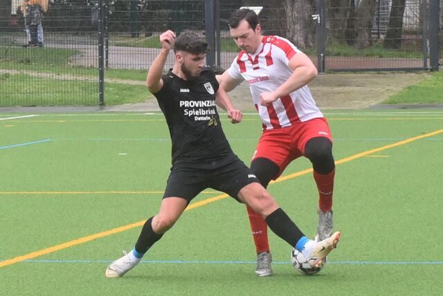 Kampf um den Ball: Tim Frenz (l.) von SW Meckinghoven II und Raphael Vogt von RW Erkenschwick II.