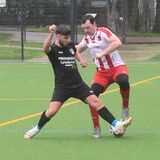 Kampf um den Ball: Tim Frenz (l.) von SW Meckinghoven II und Raphael Vogt von RW Erkenschwick II.