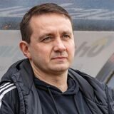 Daniel Dukic steht  vor der Bank des Holzwickeder SC und hat die Hände in den Taschen.