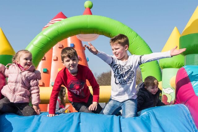 Kinder auf der Hüpfburg am Wasserspielplatz des Hebewerks.