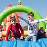 Kinder auf der Hüpfburg am Wasserspielplatz des Hebewerks.